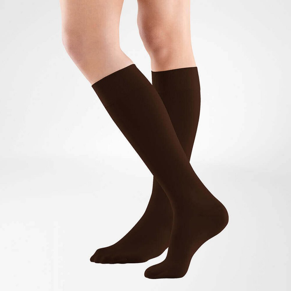 the knee high bauerfeind medical venotrain soft compression stockings in color espresso worn by a person on a white background