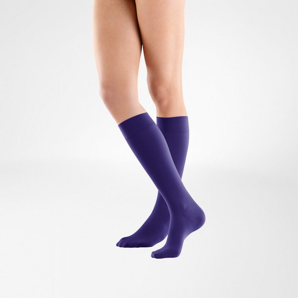 the knee high bauerfeind medical venotrain soft compression stockings in color french lavender worn by a person on a white background